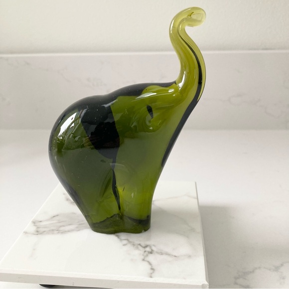 Vintage 1970s Green Handblown glass elephant by Pilgram Glass, Trunk Up! - Picture 3 of 5